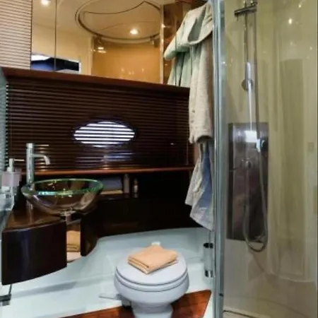 Riva Splendida 22 Metri 6 Pax Úszó hotel *